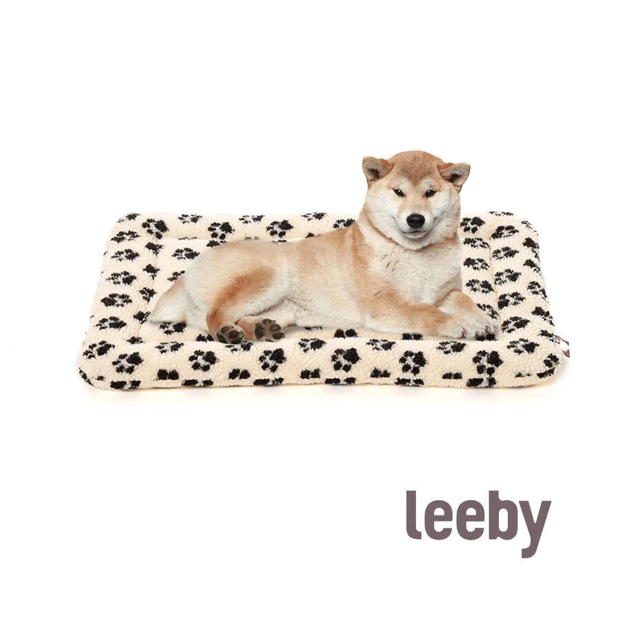 Leeby Colchoneta Suave con Estampado de Huellas para perros - Image 2
